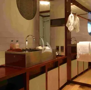 Guest ensuite bathroom