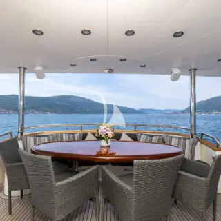 Aft deck alfresco dining