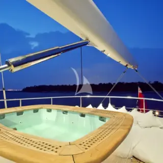Flybridge Jacuzzi and sunpads