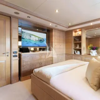 Upper deck cabin