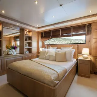 Upper deck cabin