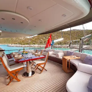 Aft Seating and Lounging