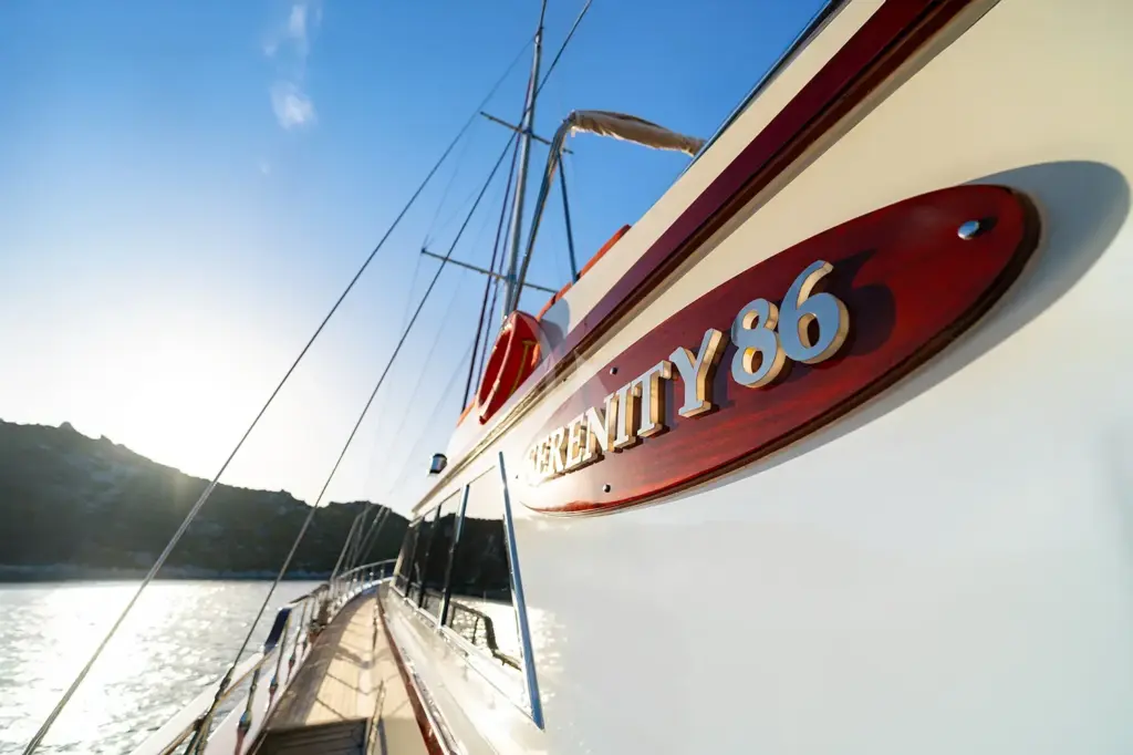 SERENITY 86 - Side Deck