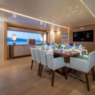 Extendable table for 8 to 12 guests