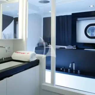 NOMAD IV - Master Cabin Bathroom
