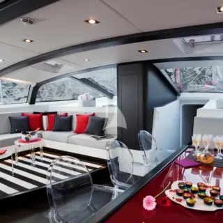 NOMAD IV - Saloon