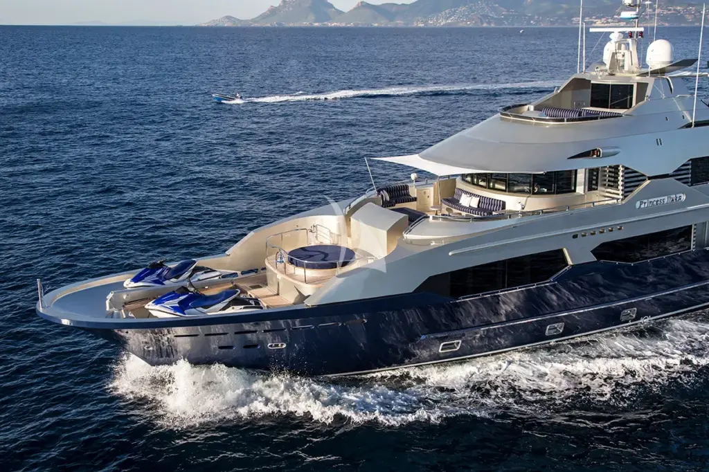 PRINCESS ILUKA - Privacy on the bow