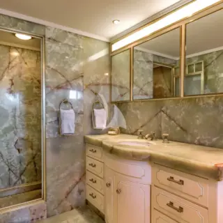Main cabin ensuite