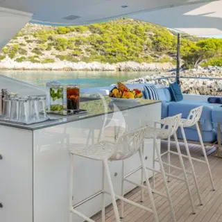 Upper deck - Bar -Tv