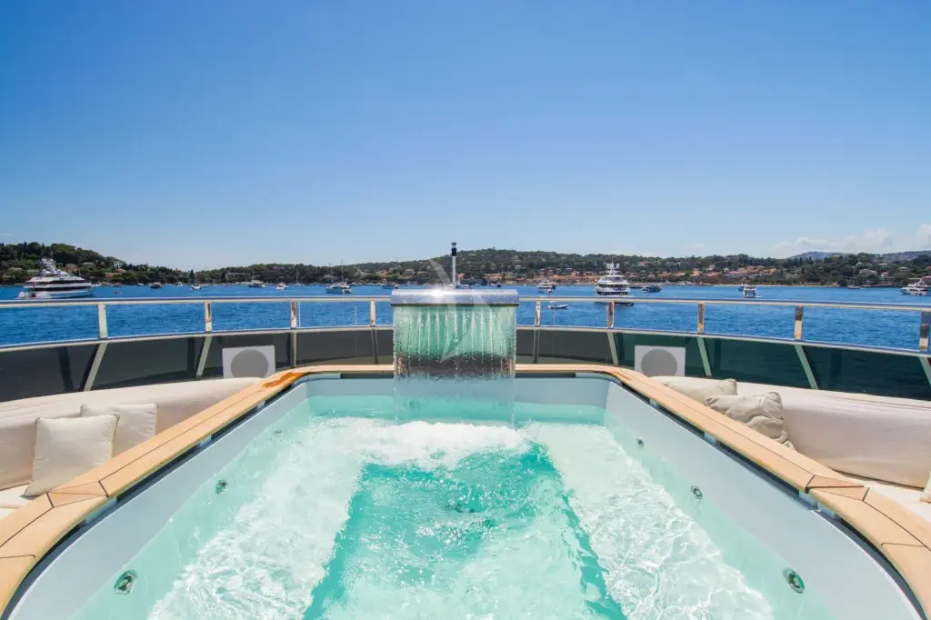 THE WELLESLEY - Sundeck Jacuzzi