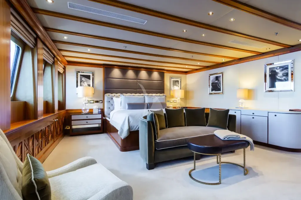 THE WELLESLEY - Upper deck master stateroom
