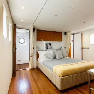 Master on upper deck with access to private top deck
