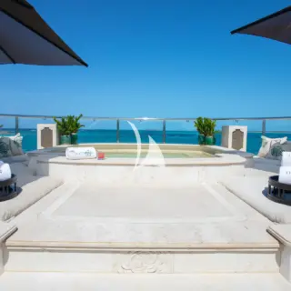 Sundeck forward - jacuzzi