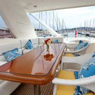 Flybridge dinning