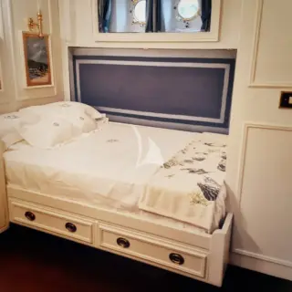 Guest cabin
