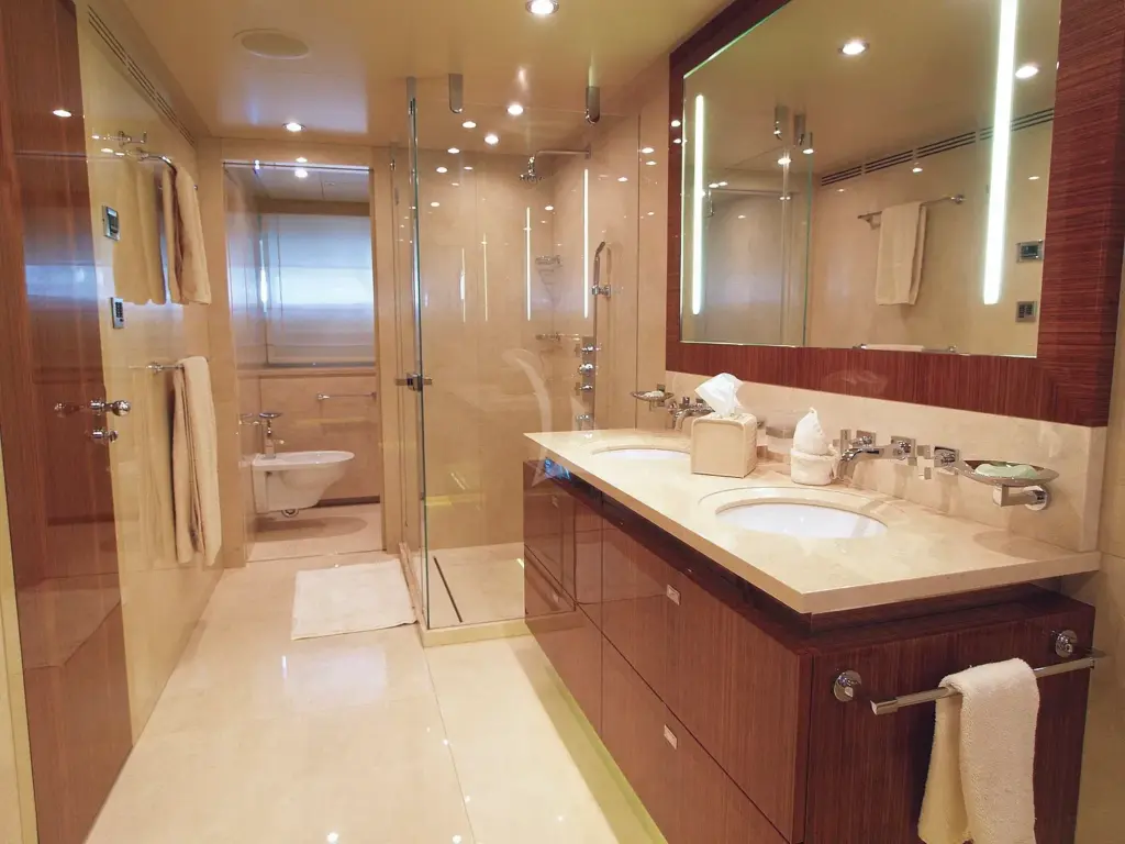 LADY DEE - Master Bathroom