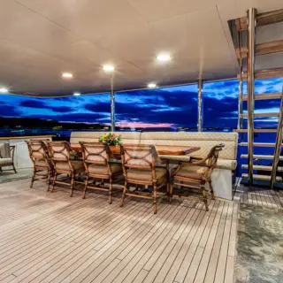 AFT DECK W/ DINING