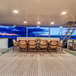 AFT DECK W/ DINING