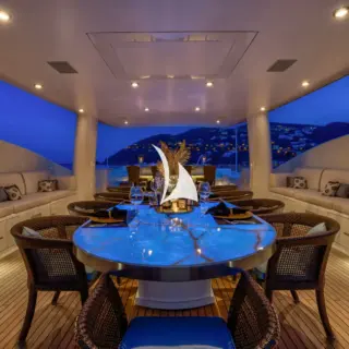 Sun deck dining