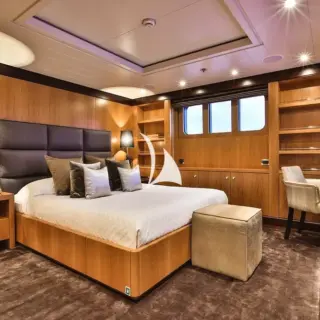 Lower deck double cabin