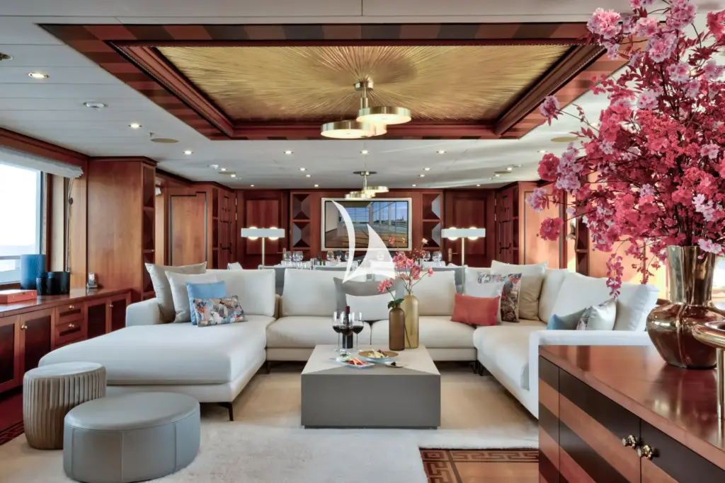 DENIKI - Main deck lounge