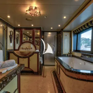 Main deck master en suite