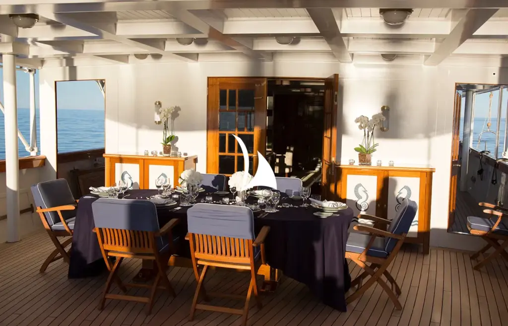 MALAHNE - Main deck alfresco dining