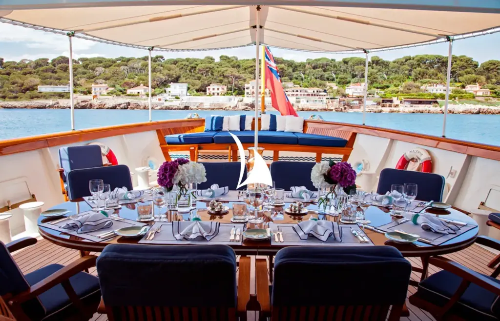 MALAHNE - Main deck alfresco dining