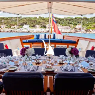 Main deck alfresco dining