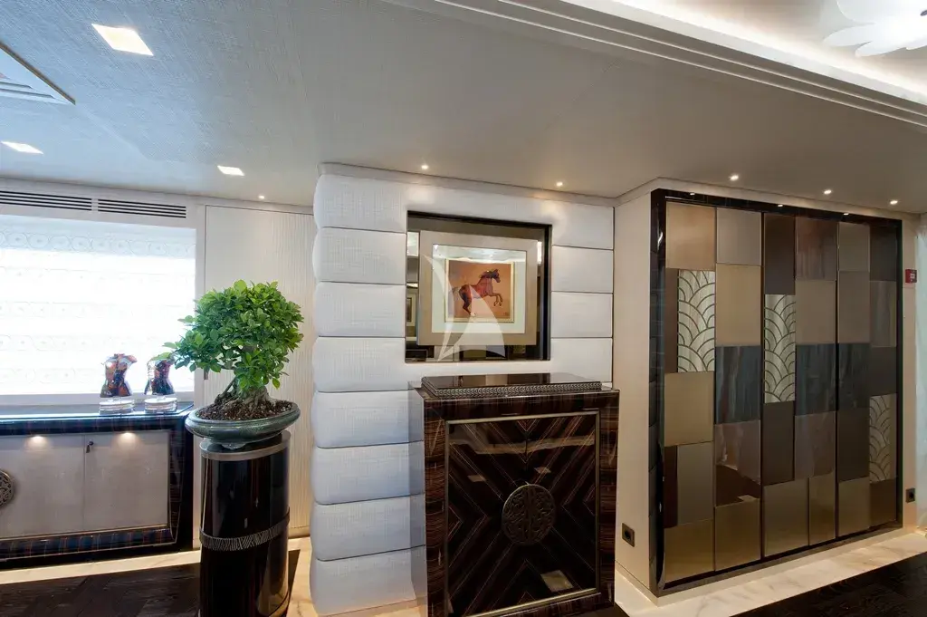 SCORPION - Main Saloon - Details