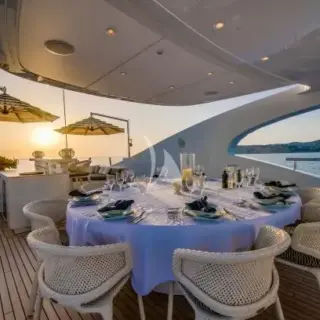 Sun deck dining