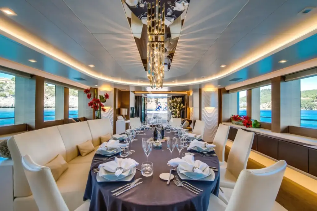 AZIZA - Main deck - dining