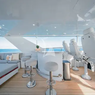 BEACHFRONT - Flybridge 