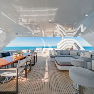 BEACHFRONT - Flybridge looking aft