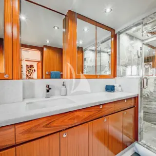 BEACHFRONT - Master Stateroom Ensuite