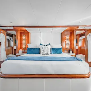 BEACHFRONT - Master Stateroom