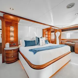 BEACHFRONT - Master Stateroom