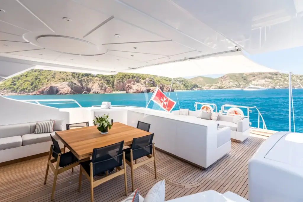 BEACHOUSE - Aft Deck