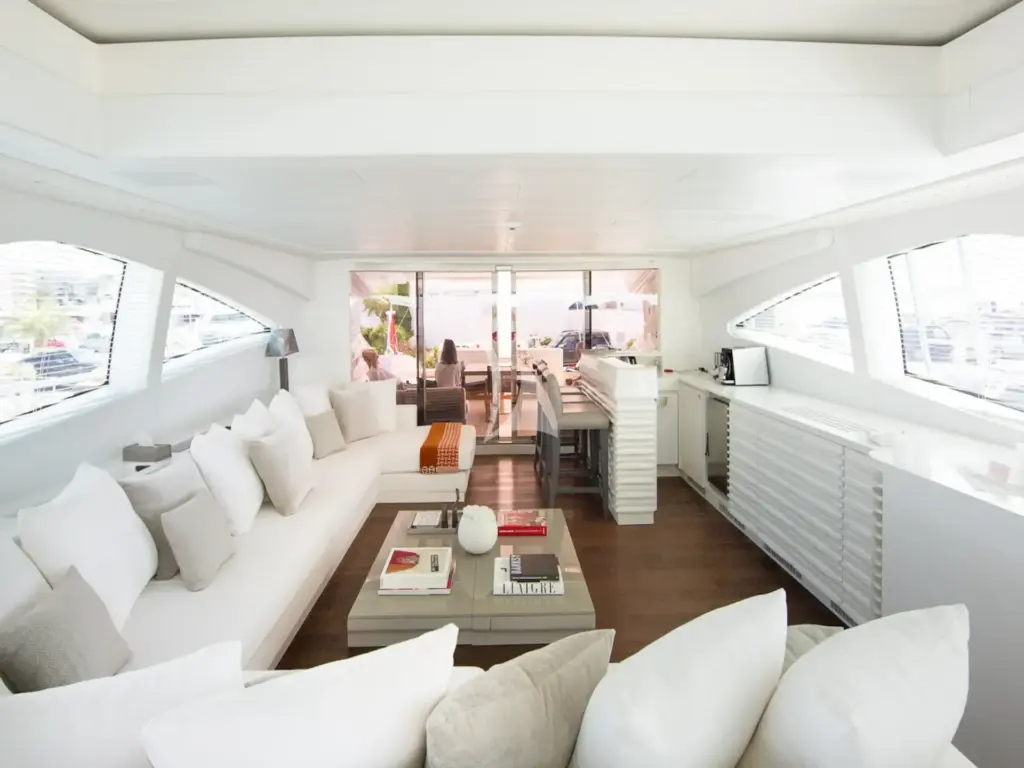 BEACHOUSE - Main Salon