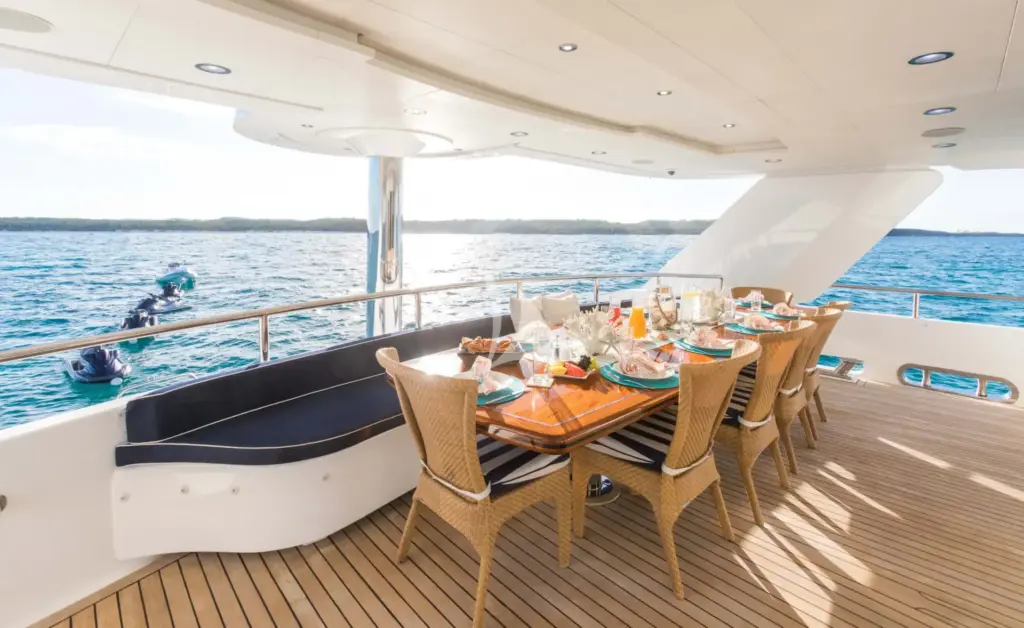 ISLAND HEIRESS - AFT DECK DINING