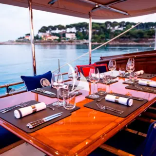Cockpit dining