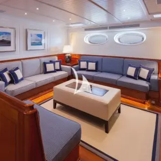 Full beam main saloon & bar