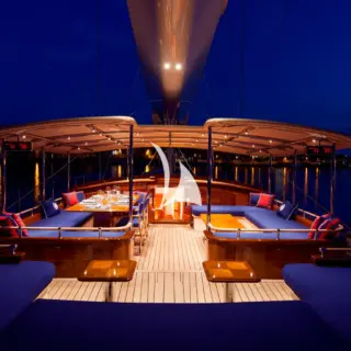 Cockpit dining