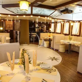 Main deck dining