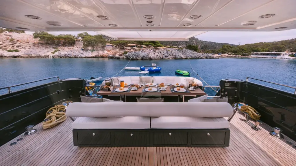 THIS IS MINE - Aft deck