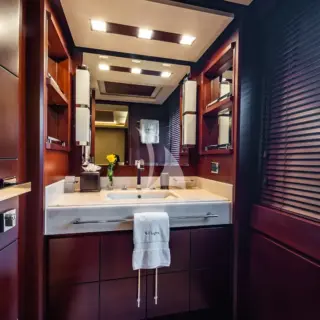 Day/ Media Room Bath Ensuite w Shower