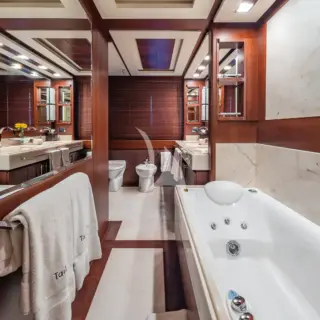 Master Bath w/ Jacuzzi Tub