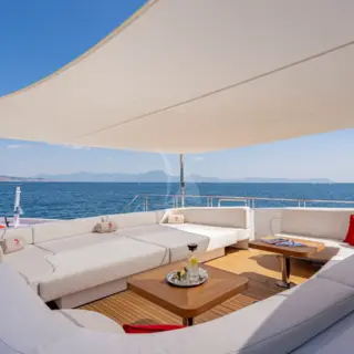 2 LADIES - Fore deck, sun awning available