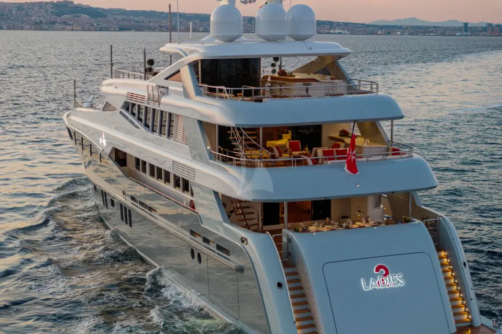 2 LADIES - Aft View 
