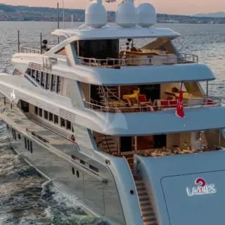 2 LADIES - Aft View 